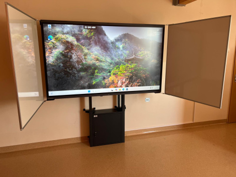 Regulowany elektrycznie stojak z suchościeralną tablicą skrzydłową dla monitora 86" Regulowany elektrycznie stojak z suchościeralną tablicą skrzydłową dla monitora 86"