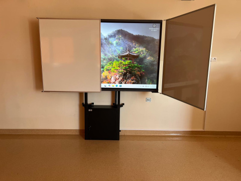 Regulowany elektrycznie stojak z suchościeralną tablicą skrzydłową dla monitora 86" Regulowany elektrycznie stojak z suchościeralną tablicą skrzydłową dla monitora 86"