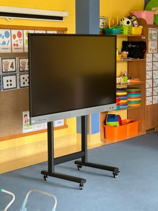 Stojak mobilny WszystkoDlaEdu do monitorów i TV 50”–90”