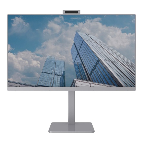 Komputer All-in-One WDE AiO 24 EDU w srebrnej obudowie z przewodową klawiaturą i myszą na biurku szkolnym